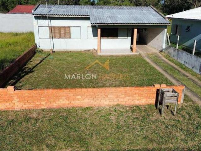 Casa com 2 dormitórios, frente norte com 100m² de área a 400 metros do mar