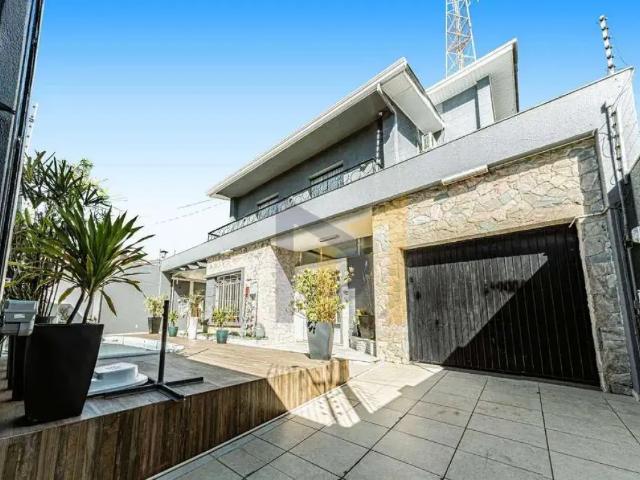 Casa com 2 dormitórios para alugar, 500 m² por R$ 14.904,84/mês Cristo Rei Curitiba/PR