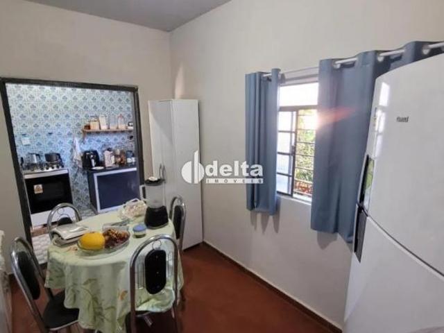 Casa com 2 quartos disponível para venda no bairro Martins em Uberlândia MG