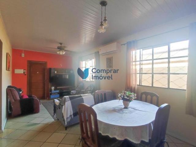 Casa com 2 quartos e 3 vagas no bairro Camaquã