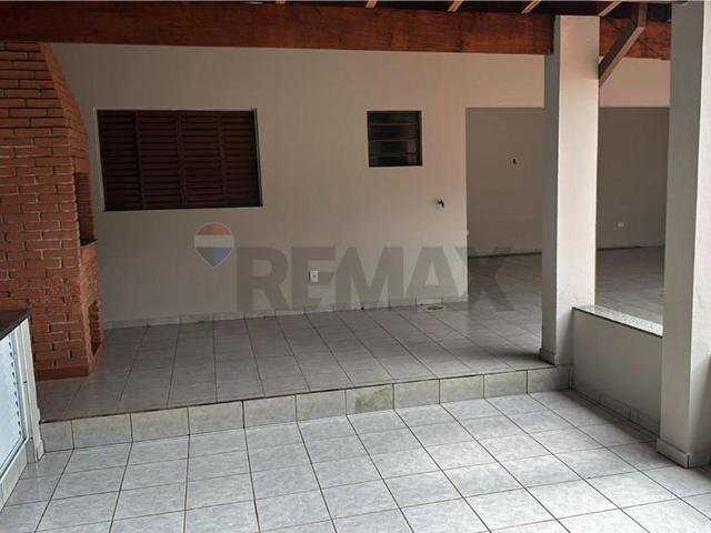 Casa para locação com 2 quartos e edícula com 1 quarto e banheiro no Santa Terezinha