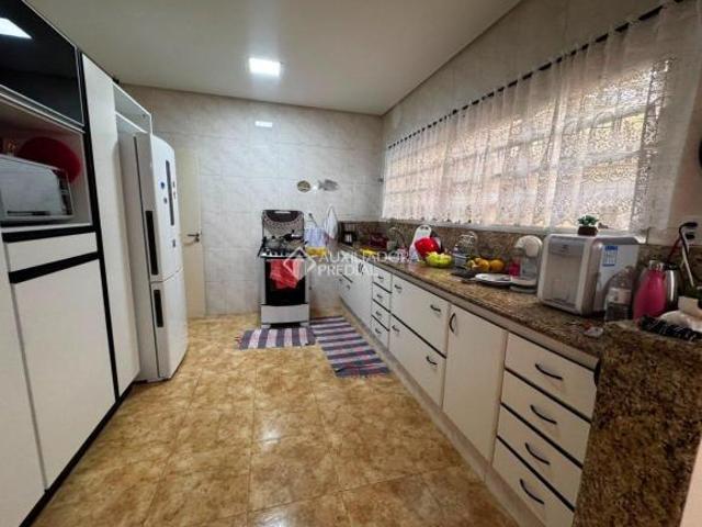 Casa com 2 Residências Independentes e Amplo Terreno de 250m²