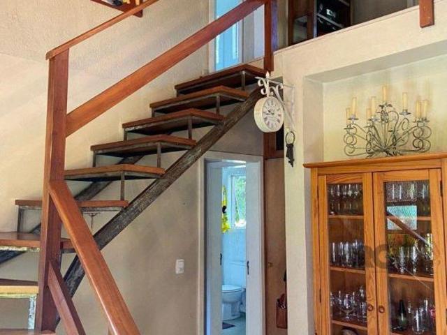 Casa com 2 suítes, lareira, deck, vaga de garagem 140m² no bairro Laje de Pedra, Canela/RS