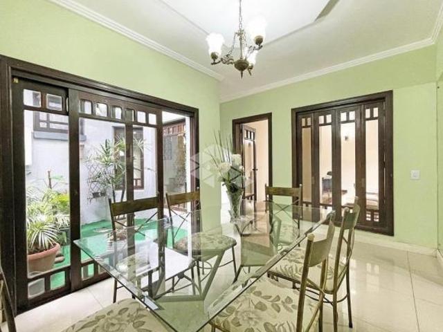 Casa com 300 m² e 2 quartos à venda no bairro Sarandi