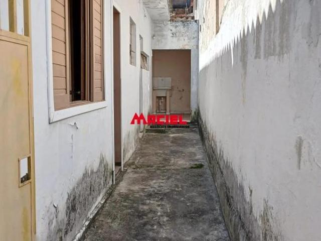 Casa com 300 metros de terreno na Vila Letonia