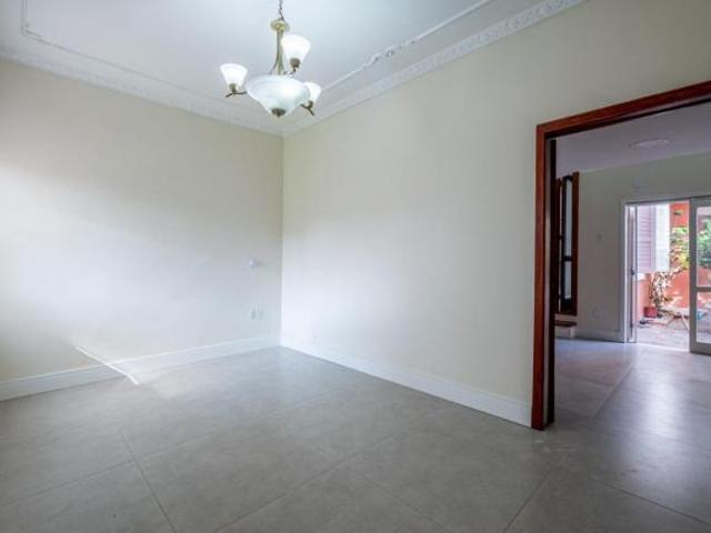 Casa espaçosa, com 300m², segura e privativa, 3 dormitórios, 4 vagas, no bairro Jardim Lindóia