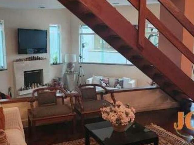 Casa com 307 m² de área útil, 642m² de terreno, 3 suítes, 3 vagas
