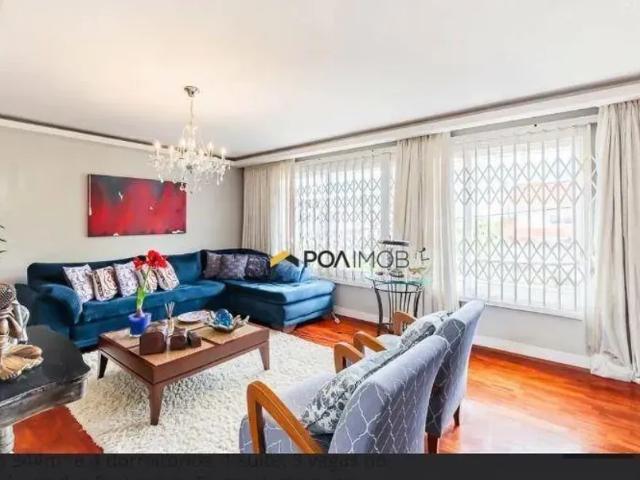 Casa com 344 metros quadrados, 4 dormitórios, 1 suíte e 03 vagas no coração da chacara das pedras