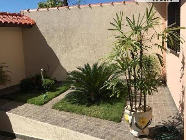 Casa com 350m2 180m2 construído parte de baixo: 3 dorm. 2 banheiros sala grande americana co
