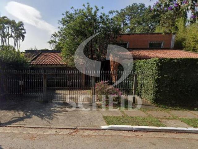 Casa com 365m úteis precisando reforma e terreno 950m
