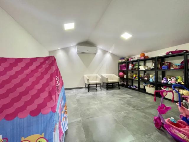 Casa com 373,86 m² de área construida, três dormitórios, quatro vagas de garagem e piscina bairro
