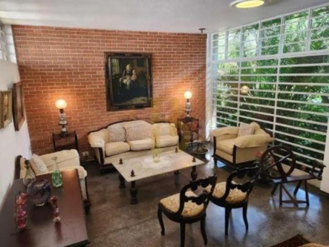 Casa com 380 m², 7 quartos sendo 1 suíte à venda no bairro Alto de Pinheiros