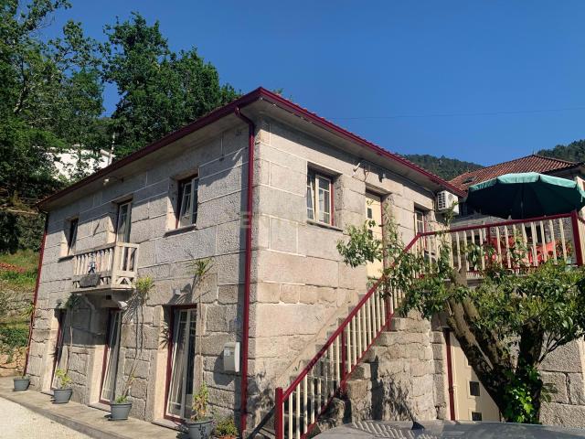 Casa com 3 Apartamentos na Vila do Gerês e 1000 m2 terreno