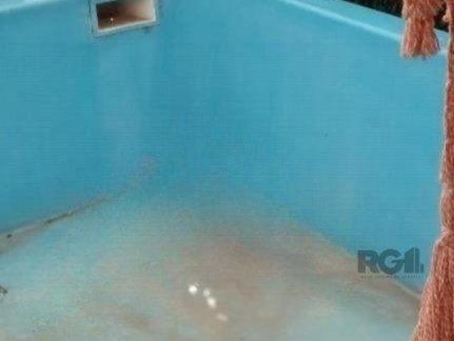 Casa com 3 dormitórios e amplo pátio com grama