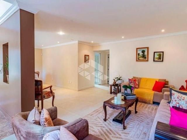 Casa com 3 dormitórios e amplo patio arborizado com piscina no Bairro Vila Assunção