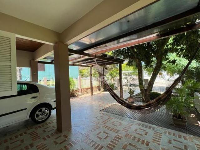 Casa com 3 dormitórios e amplo terreno
