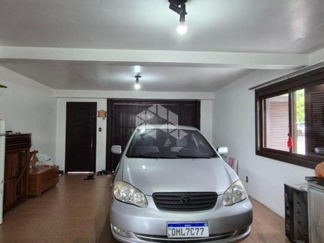 Casa com 3 dormitórios e área comercial com 114,47m2