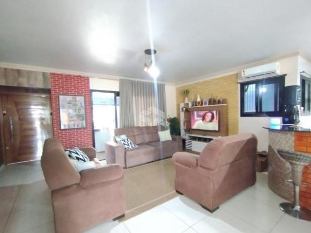 Casa com 3 dormitórios e piscina no Ana Nery