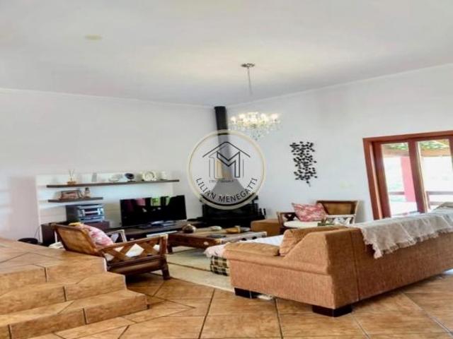 Casa com 3 dormitórios e terreno amplo 1050m², vista lago, condomínio Capital Ville Cajamar