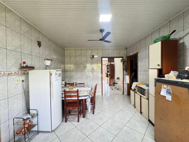 Casa com 3 dormitórios, em rua asfaltada, localizada no Bairro Santo Antônio!