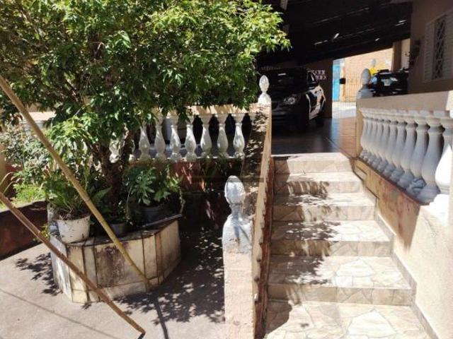 Casa com 3 Dormitórios, Ponto Comercial e Garagem para 7 Carros no Campos de São José