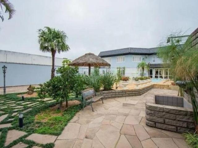 Casa com 3 dormitórios, suíte e amplo pátio com piscina e churrasqueira