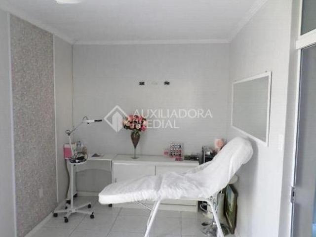 Casa com 3 dormitórios sendo um suíte, vagas para 4 carros