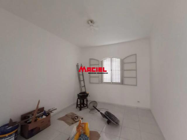CASA COM 3 DORMITÓRIOS, SENDO UMA SUITE E 2 VAGAS DE GARAGEM