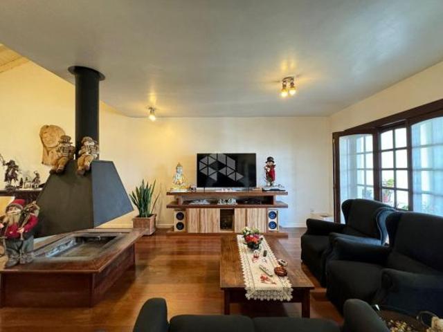 Casa com 3 dormitórios, sendo uma suite no bairro Santo Inácio!