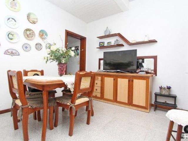 Casa com 3 dormitórios, sendo 1 suíte, com vaga para 2 carros, no bairro Mediane