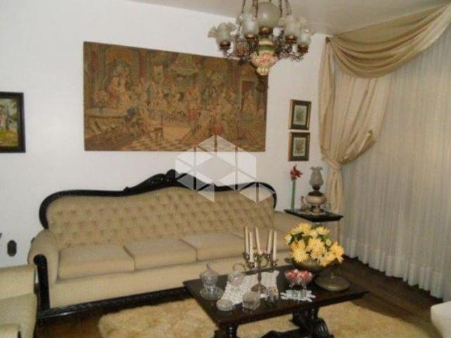 Casa com 3 dormitórios, sendo 1 suite, lavabo e vaga com 283m2 no bairro Santa Tereza
