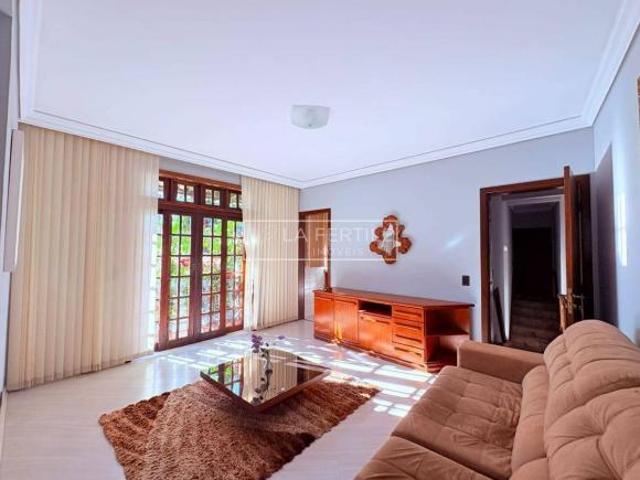 Casa com 3 Dormitórios, 3 Suítes, 943 m², à venda por R$ 2.800.000 Parolin, Curitiba PR