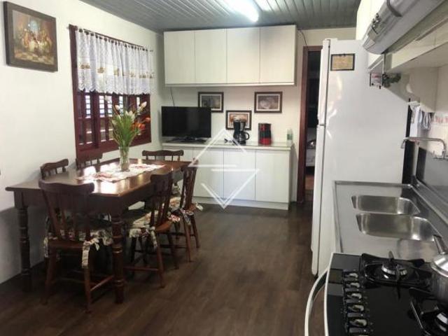 CASA COM 3 DORMITORIOS
