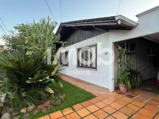 Casa com 3 quartos, água verde