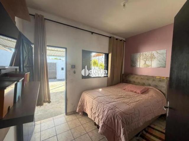 Casa com 3 quartos disponível para venda no bairro Jardim das Palmeiras em Uberlândia MG