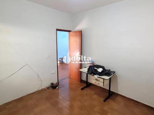 Casa com 3 quartos disponível para venda no bairro Segismundo Pereira em Uberlândia MG