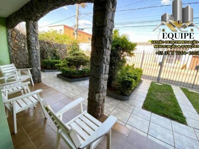 Casa com 3 Quartos e 4 banheiros à Venda, lote de 353 m² por R$ 750.000,00
