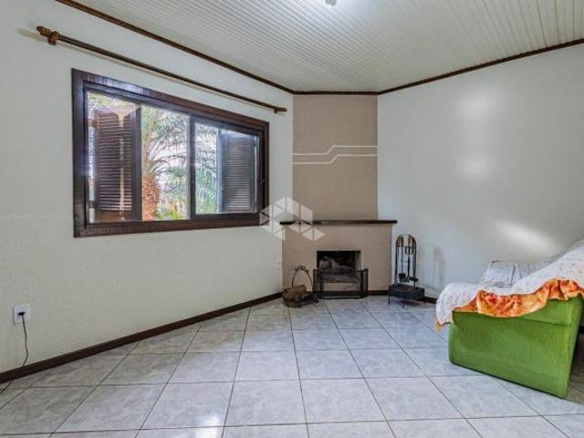 Casa com 3 Quartos e 4 banheiros.Salão Gourmet. Garagem. Pátio frente e fundos