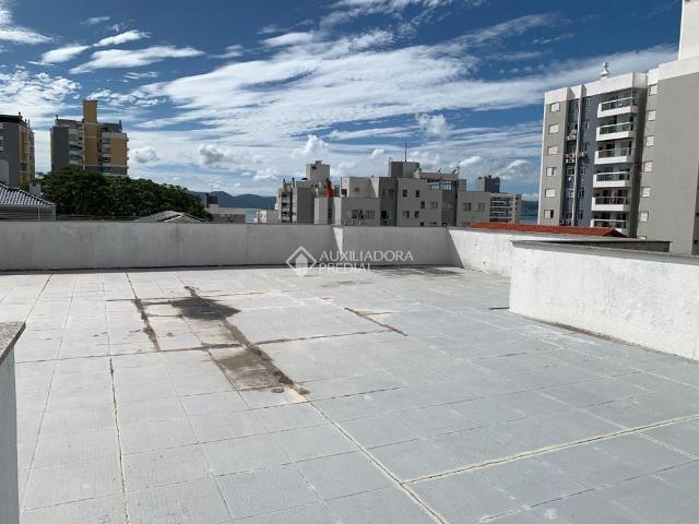 Casa com 3 quartos e 700m² para alugar em Barreiros, São José