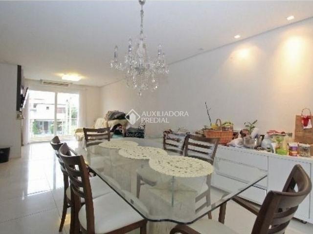 Casa com 3 quartos e 171m² para alugar em Hípica, Porto Alegre