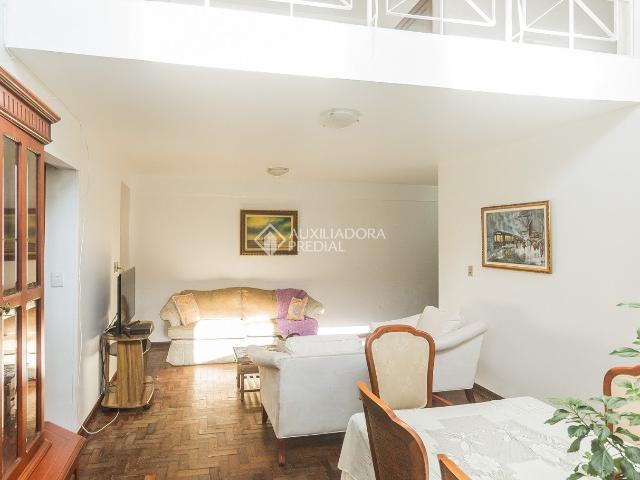Casa com 3 quartos e 265m² para alugar em Vila João Pessoa, Porto Alegre