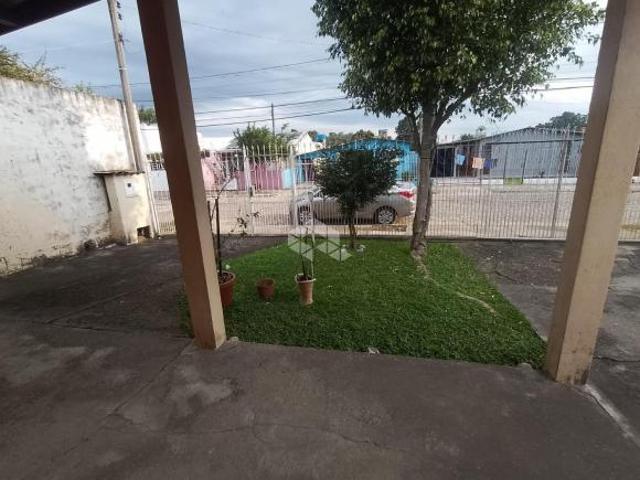 Casa com 3 quartos e 2 banheiros bem localizada no bairro Tancredo Neves em Santa Maria