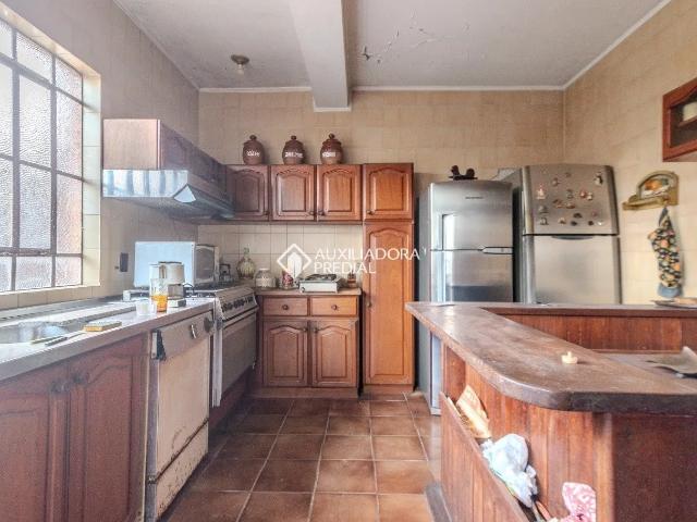 Casa com 3 quartos e 301m² para alugar em Jardim Lindóia, Porto Alegre
