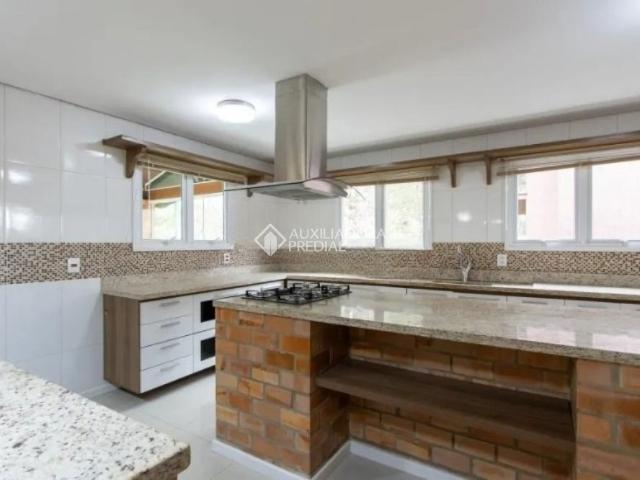 Casa com 3 quartos e 308m² para alugar em Hípica, Porto Alegre