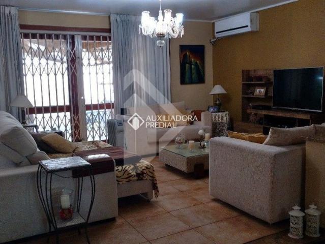 Casa com 3 quartos e 375m² para alugar em Jardim Lindóia, Porto Alegre