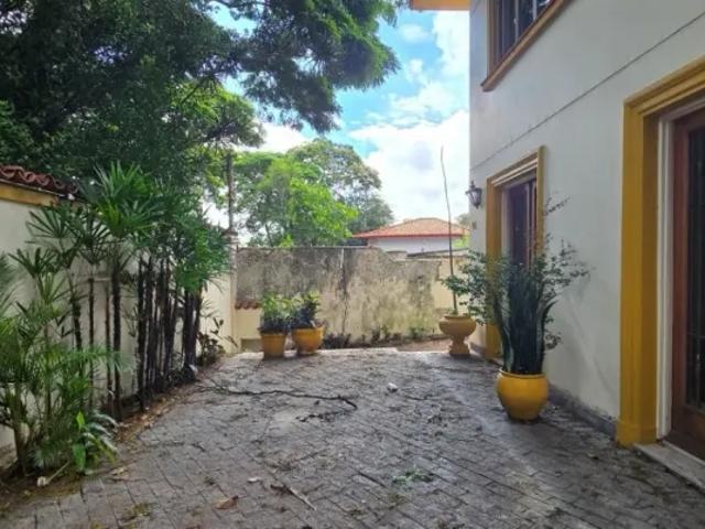 Casa com 3 Quartos e 3 banheiros para Alugar, 213 m² por R$ 16.000/Mês