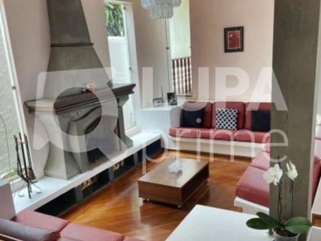 CASA COM 3 QUARTOS E 3 VAGAS DE GARAGEM À VENDA NO HORTO FLORESTAL
