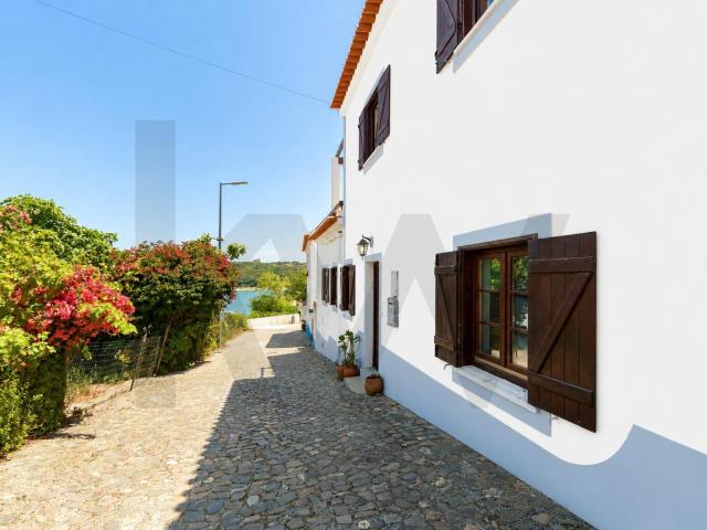 CASA COM 3 QUARTOS E TERRAÇO NO CENTRO DE VILA NOVA DE MILFONTES
