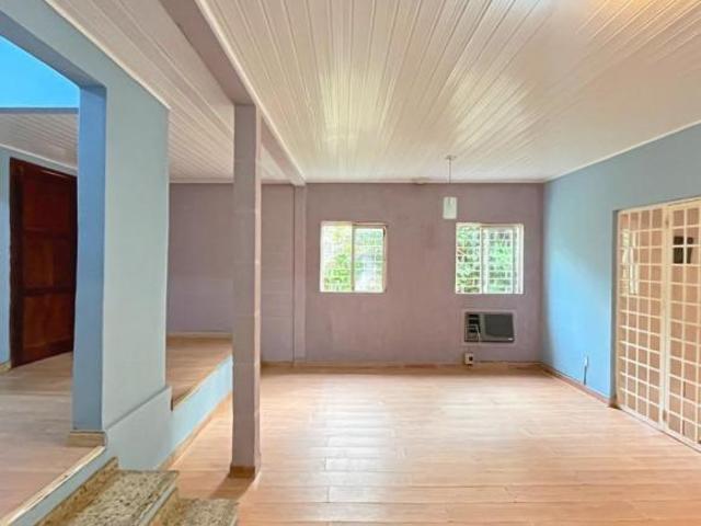 Casa com 3 quartos e amplo pátio medindo 18,40m x 112,m00 na Vila Nova