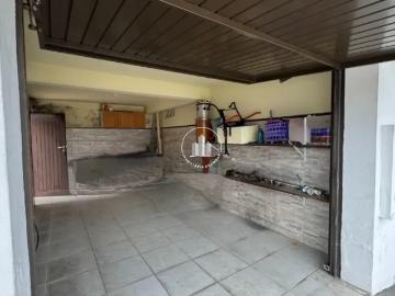 Casa com 3 quartos e lojas comerciais no Kobrasol